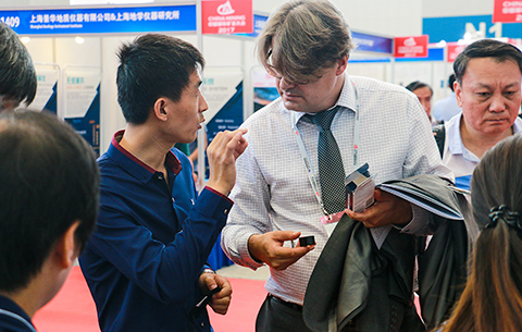 2017礦業(yè)大會與外國友人交流.jpg 2017礦業(yè)大會與外國友人交流.jpg