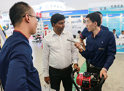 礦業(yè)大會上為印度朋友介紹紹爾鉆機(jī).jpg 礦業(yè)大會上為印度朋友介紹紹爾鉆機(jī).jpg