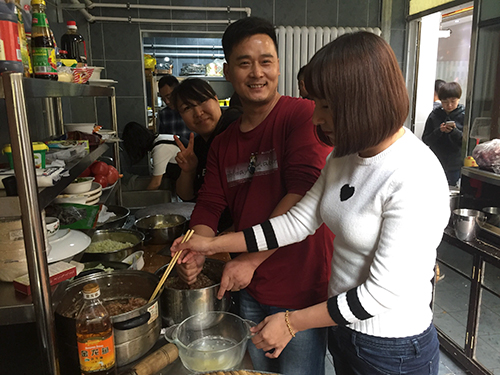 北京德嚴(yán)科技同事下廚.jpg 北京德嚴(yán)科技同事下廚.jpg