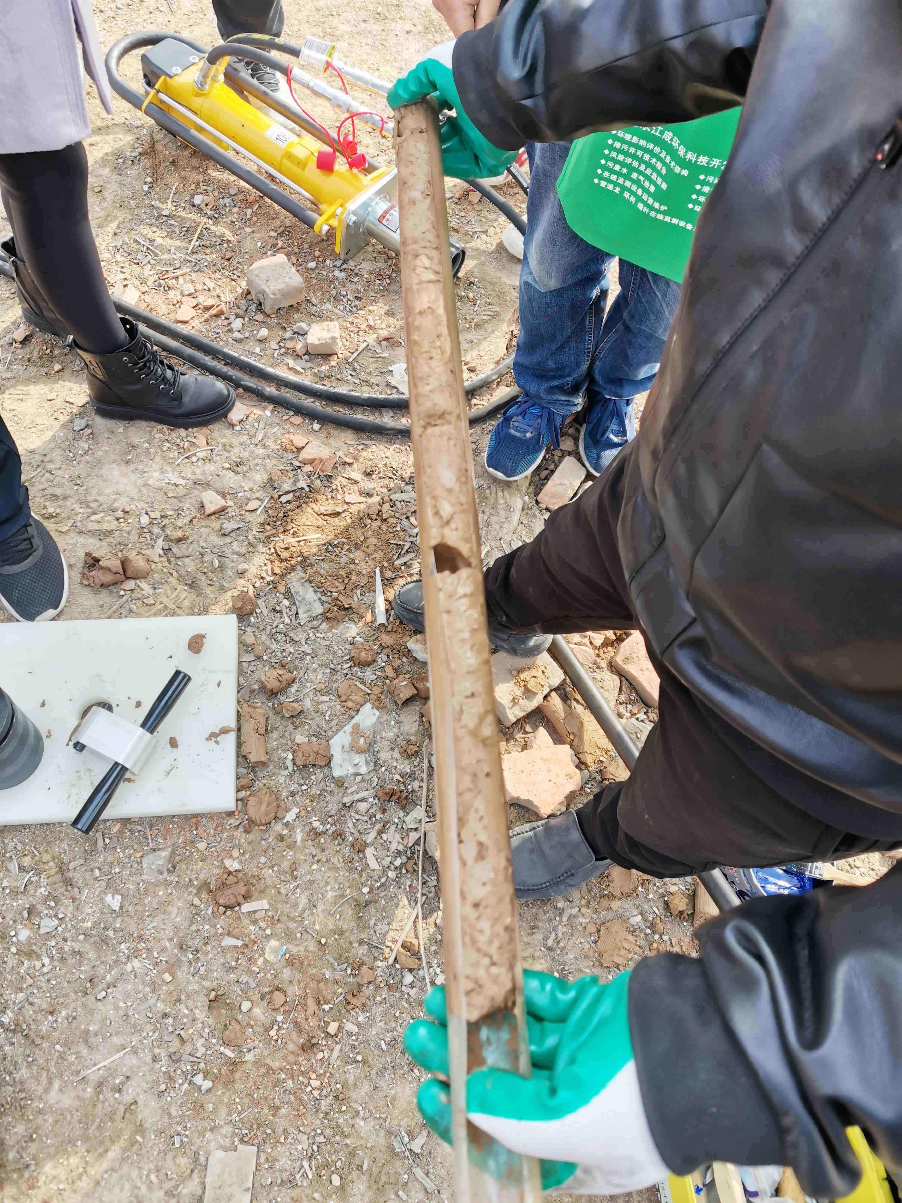 剖開樣品管_副本.jpg 剖開樣品管_副本.jpg