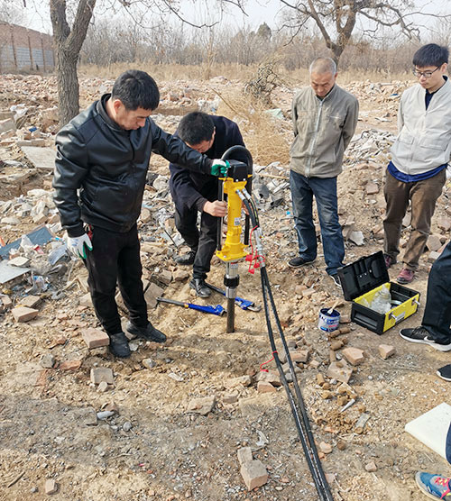 犀牛取土鉆機(jī).jpg 犀牛取土鉆機(jī).jpg