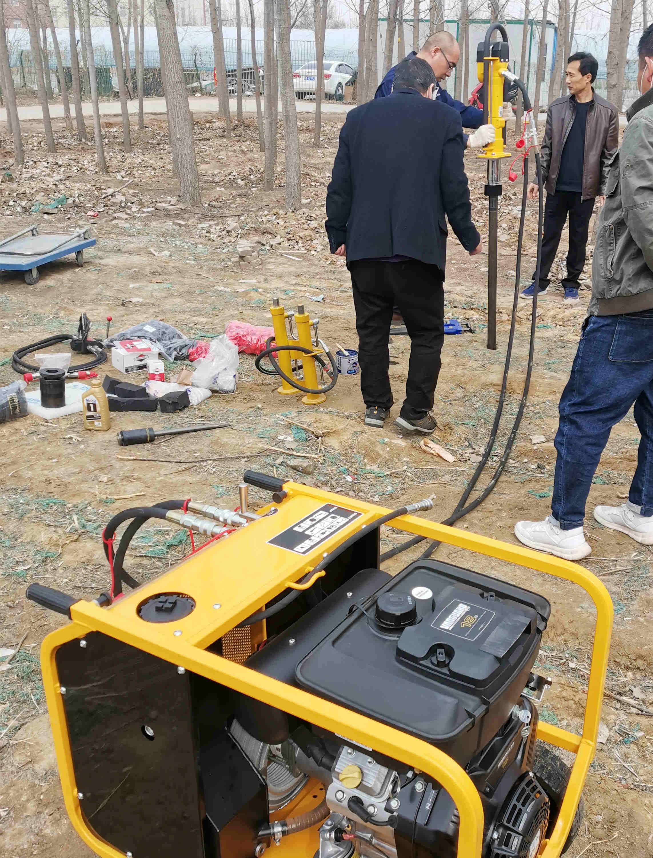 客戶操作鉆進_副本.jpg 客戶操作鉆進_副本.jpg