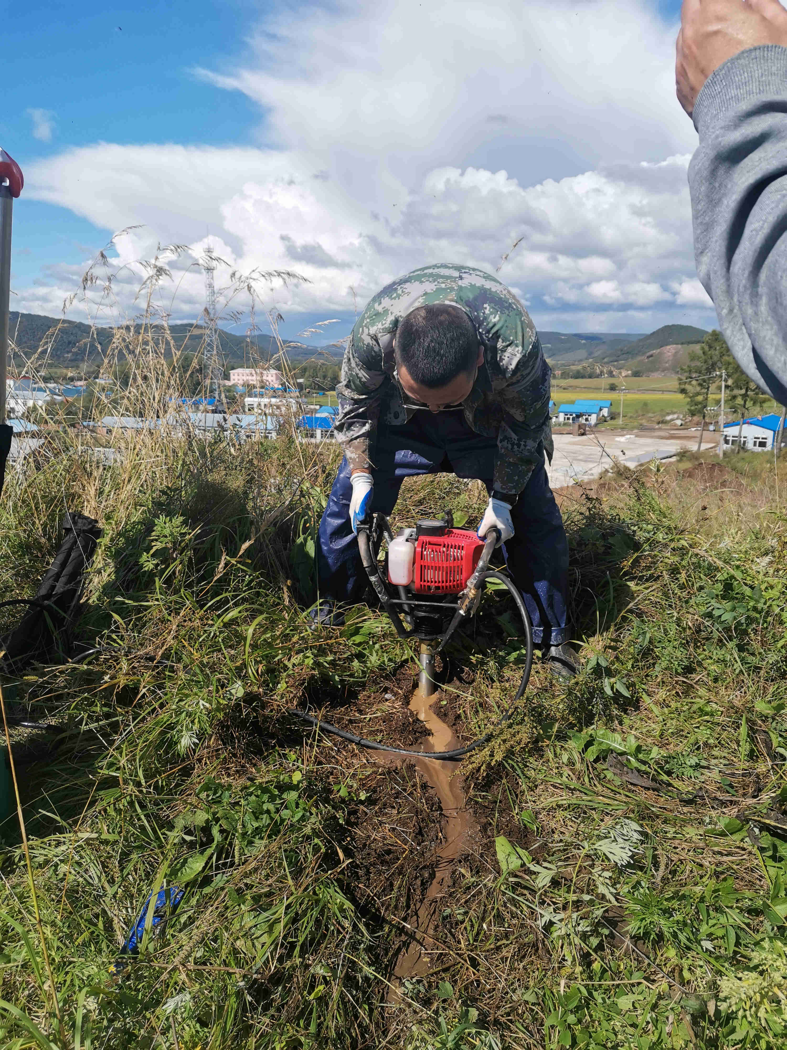 鉆進(jìn) (1).jpg 鉆進(jìn) (1).jpg