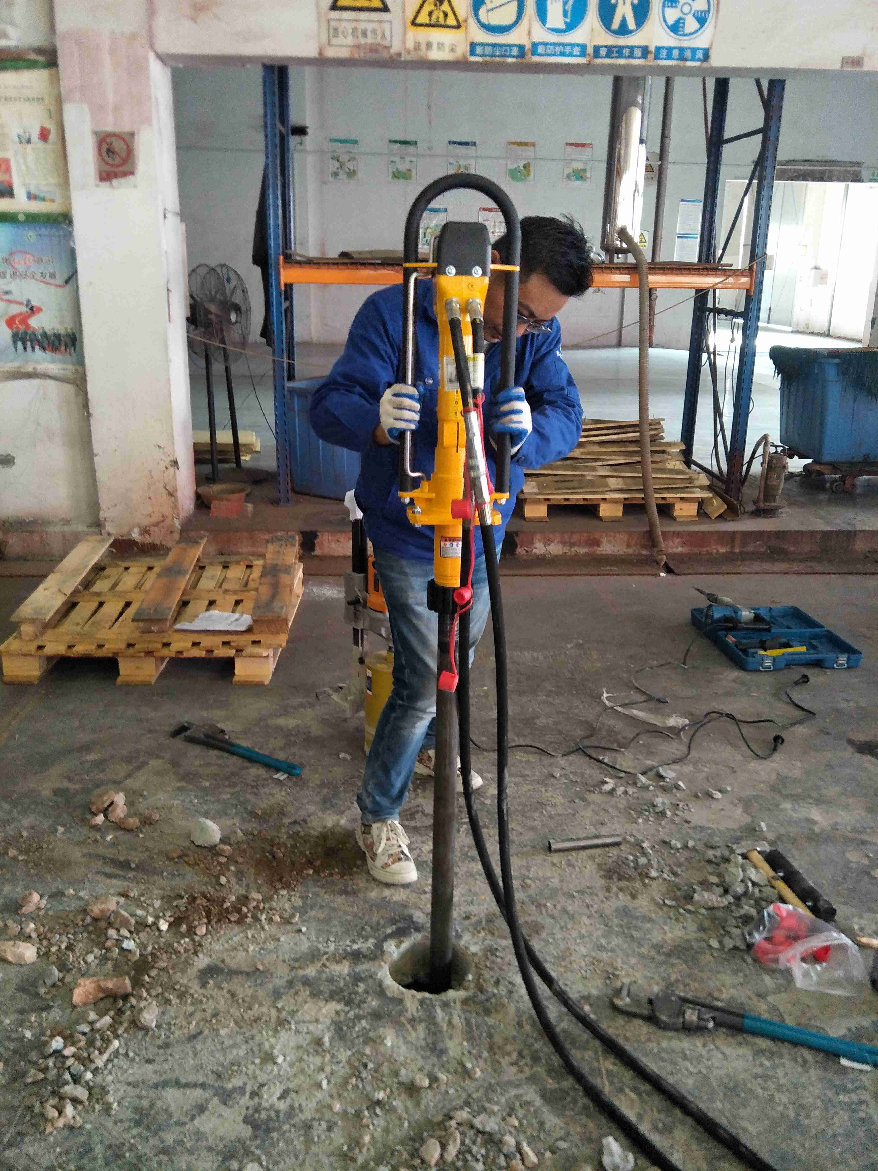 2客戶鉆進照片_副本.jpg 2客戶鉆進照片_副本.jpg