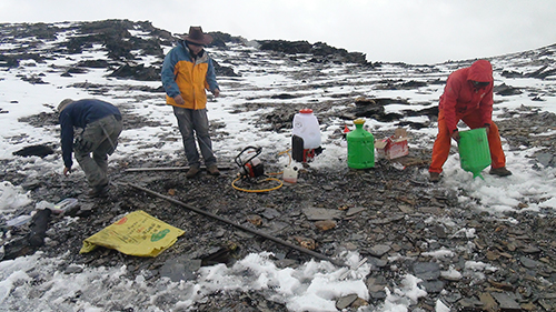 紹爾鉆機(jī)高山采樣.jpg 紹爾鉆機(jī)高山采樣.jpg