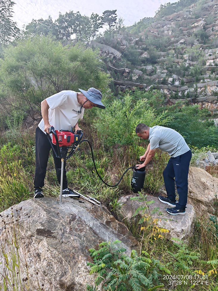 背包鉆機(jī)地質(zhì)勘探.jpg 背包鉆機(jī)地質(zhì)勘探.jpg