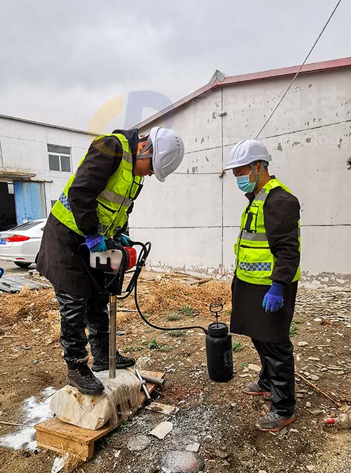 紹爾鉆機打鉆.jpg 紹爾鉆機打鉆.jpg