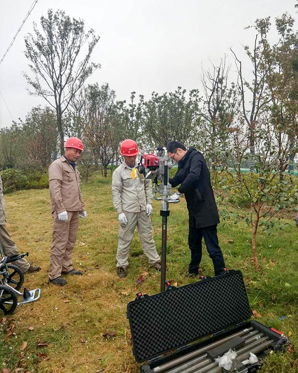 演示鉆機操作1.jpg 演示鉆機操作1.jpg