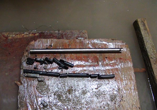 紹爾取出來(lái)巖芯.jpg 紹爾取出來(lái)巖芯.jpg