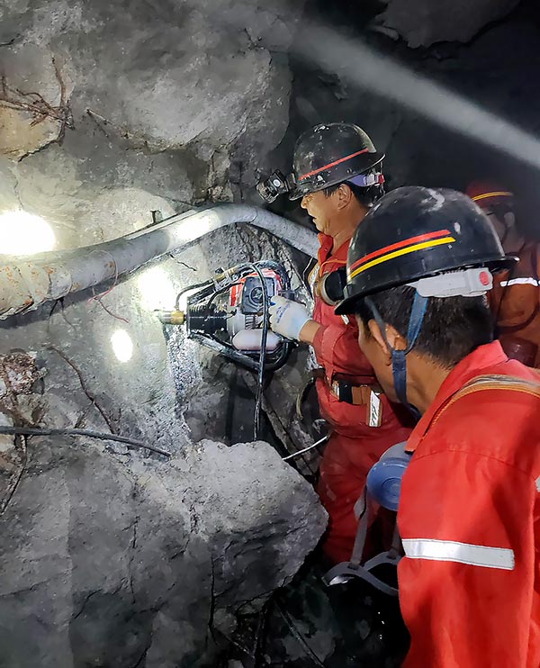 紹爾鉆機(jī)在隧道中打鉆.jpg 紹爾鉆機(jī)在隧道中打鉆.jpg