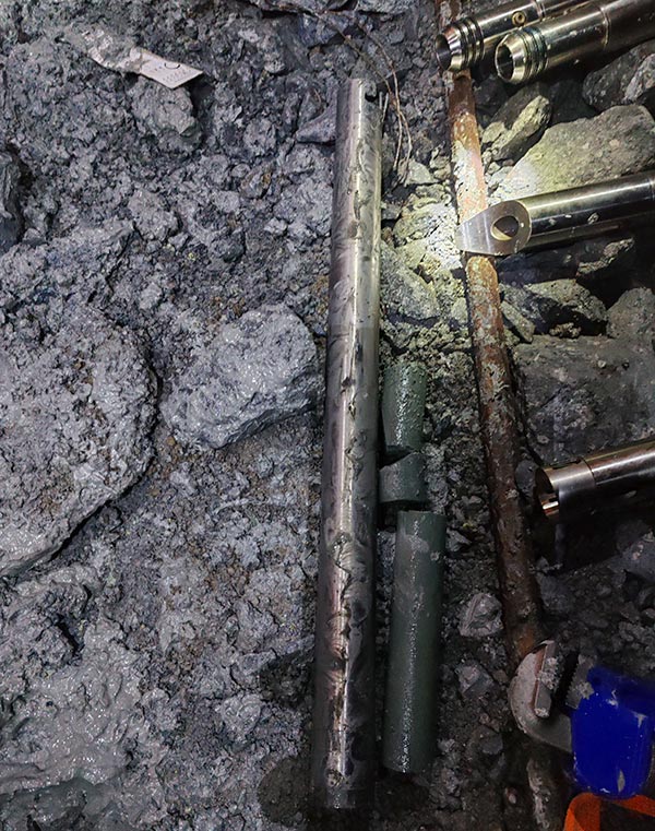 紹爾采集的巖心.jpg 紹爾采集的巖心.jpg