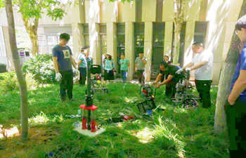 犀牛土壤取樣鉆機(jī)交付演示 犀牛土壤取樣鉆機(jī)交付演示