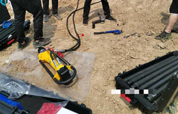 液壓手持式鉆機(jī)視頻演示 液壓手持式鉆機(jī)視頻演示