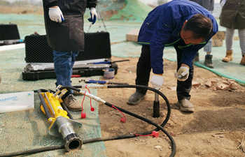 液壓犀牛取土鉆機(jī)交付演示 液壓犀牛取土鉆機(jī)交付演示